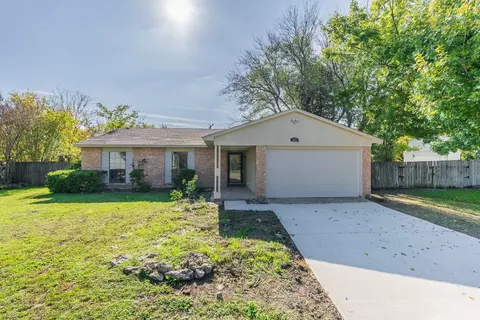 909 Llano Trl, Grand Prairie, TX 75052