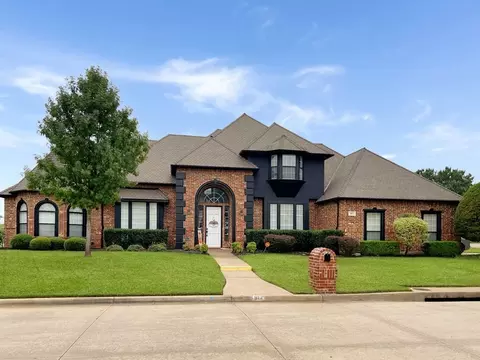 812 Thomas Crossing Dr, Burleson, TX 76028