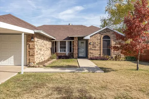 825 Minuteman Dr, Blue Mound, TX 76131