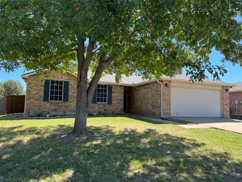 312 Daisy Ln, Burleson, TX 76028