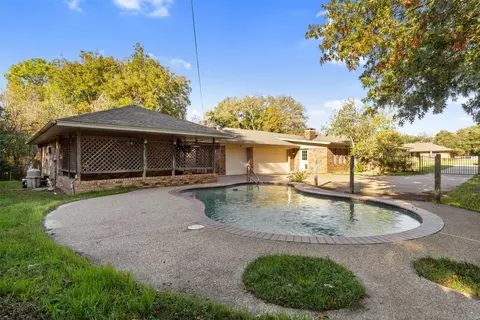 1225 Surry Place Dr, Cleburne, TX 76033