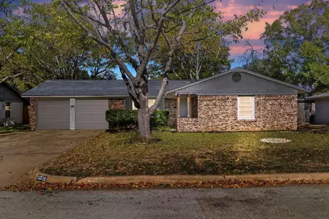5609 Ammons St, Haltom City, TX 76117