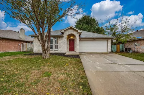 611 Wolcott Ln, Grand Prairie, TX 75052