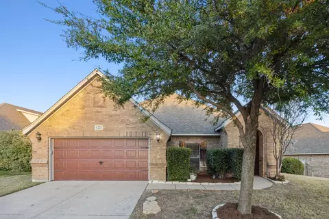 5221 Woodglen Ln, Fort Worth, TX 76126