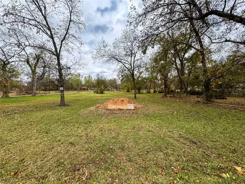 207 S 5th St, Bonham, TX 75418