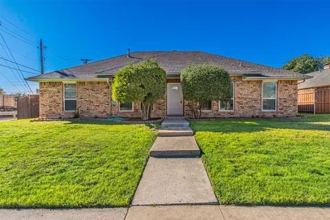 2801 Cambridgeshire Dr, Carrollton, TX 75007