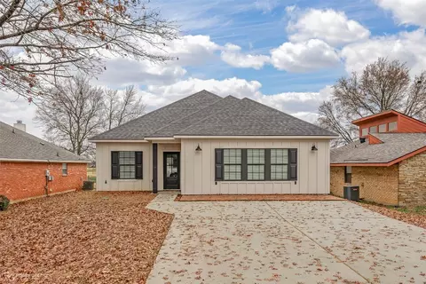 221 S Parkridge Dr, Benton, LA 71006