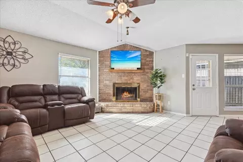 2717 S Meadow Dr, Fort Worth, TX 76133
