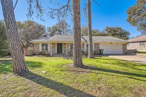 808 Stratford Dr, Bedford, TX 76021