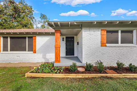 7017 Robinhood Ln, Fort Worth, TX 76112
