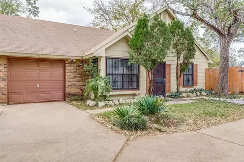 3211 Fort Bend Dr, Dallas, TX 75227