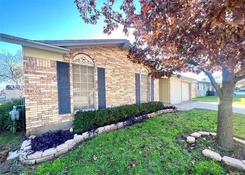 808 E Glendale St, Crowley, TX 76036