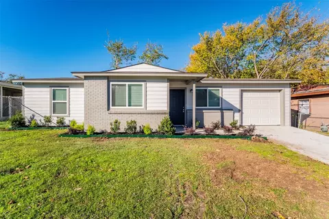 2324 Carruthers Dr, Fort Worth, TX 76112