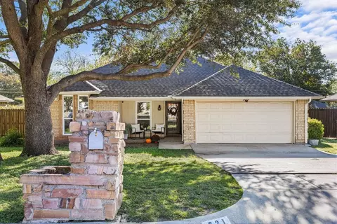 721 Daniels Dr, Crowley, TX 76036