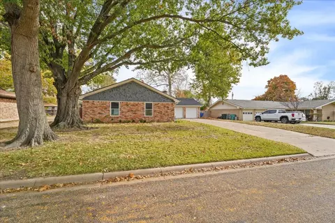 2805 Dover Dr, Sherman, TX 75092
