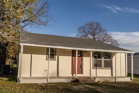 413 9th St, Nocona, TX 76255