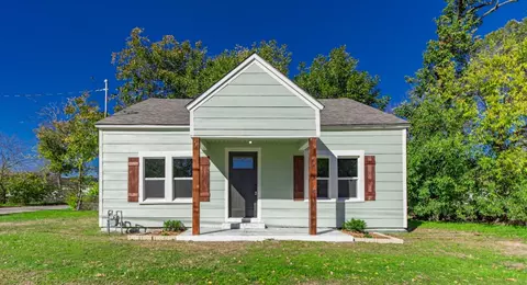 204 S Mill St, Bowie, TX 76230