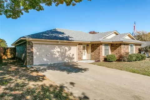 6413 Loma Vista Dr, Watauga, TX 76148