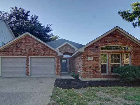 2216 Park Hurst Dr, Arlington, TX 76001