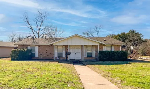 1413 Paris Dr, Grand Prairie, TX 75050
