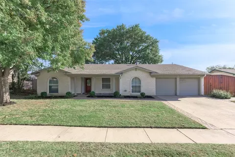 215 Carolyn Dr, Hurst, TX 76054