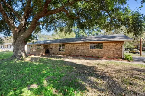 302 Gardner Dr, Palestine, TX 75803