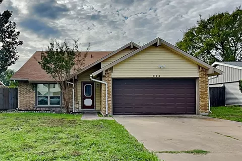 914 Huntington Dr, Lewisville, TX 75067