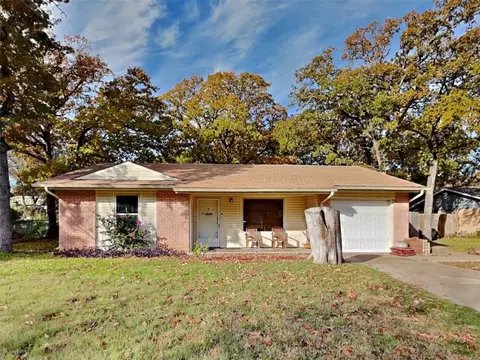 711 Paula St, Kennedale, TX 76060
