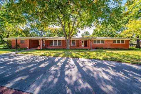 916 Park St, Graham, TX 76450
