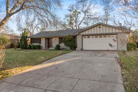 8401 Marys Creek Dr, Benbrook, TX 76116