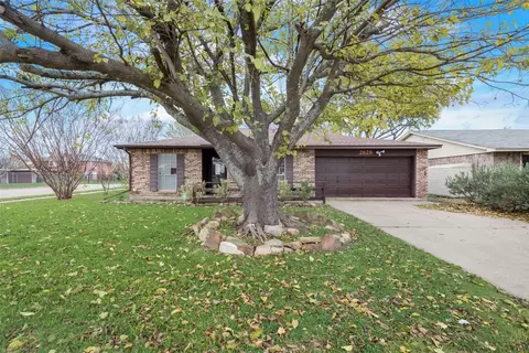 2828 E Pepperidge Dr, Lancaster, TX 75134