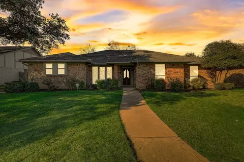 2233 Farrington Ln, Hurst, TX 76054