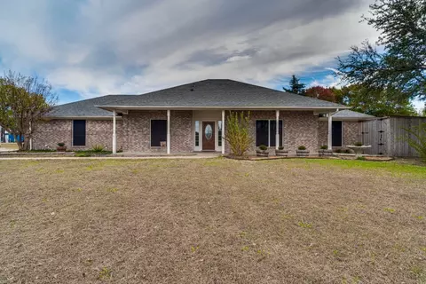 306 Twin Lakes Dr, Waxahachie, TX 75165