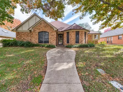 609 Arbor Creek Dr, Desoto, TX 75115