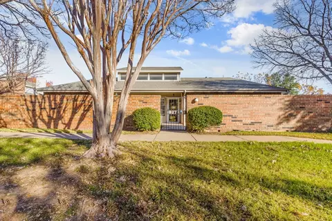 927 Forest Creek St, Benbrook, TX 76126