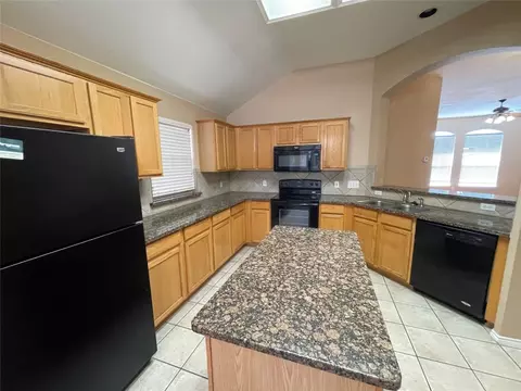 422 E Whitener Rd, Euless, TX 76040 photo 2