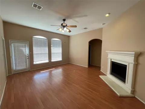 422 E Whitener Rd, Euless, TX 76040 photo 3