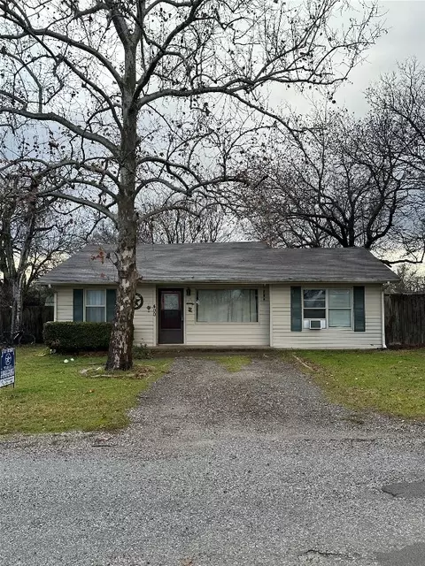 400 N Quinlan St, Howe, TX 75459