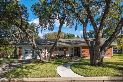 706 Oakpark Dr, Brownwood, TX 76801