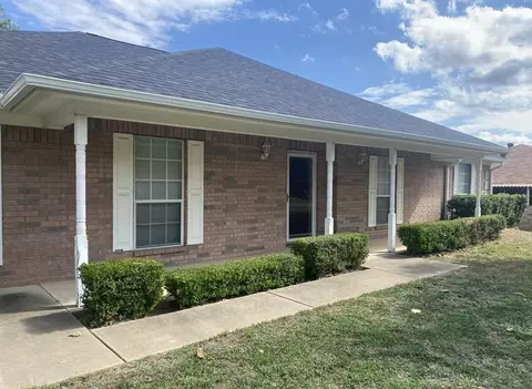 902 Karen Dr, Lindale, TX 75771