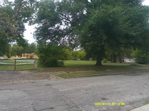 410 E 8th St, Bonham, TX 75418