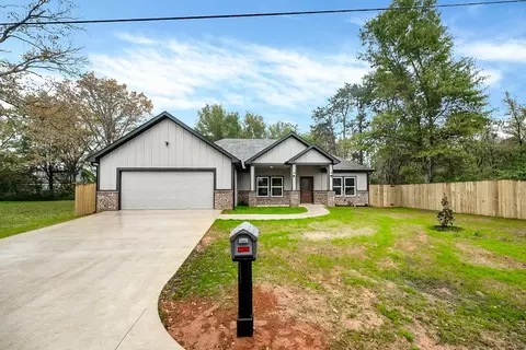 913 Birch St, Palestine, TX 75801