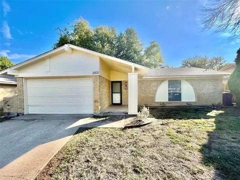 2202 Meadow Glen Dr, Garland, TX 75044