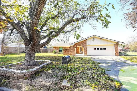 1210 Zahara St, Bowie, TX 76230