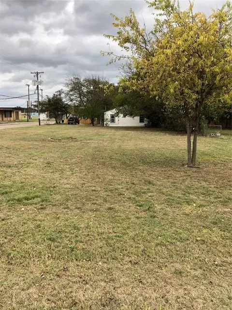 520 W Bridge St, Granbury, TX 76048