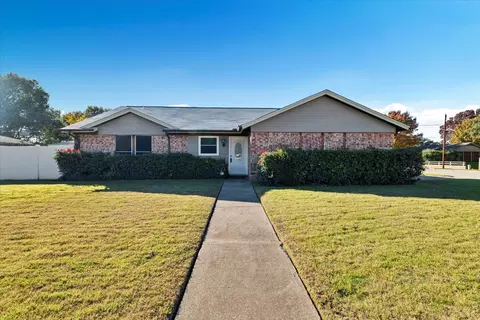 2721 Prestondale Dr, Hurst, TX 76054