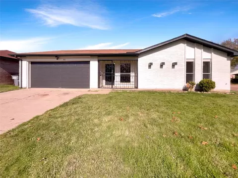 901 Woodcrest Dr, Lancaster, TX 75134