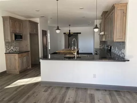 503 Robbins St, Cleburne, TX 76031 photo 2