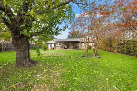 400 E Glendale St, Crowley, TX 76036