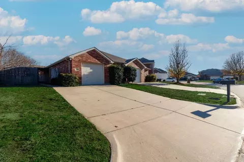 5620 Swords Dr, Fort Worth, TX 76137